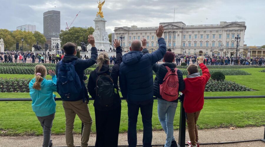 Classic London - image of Jeff Guiding a family