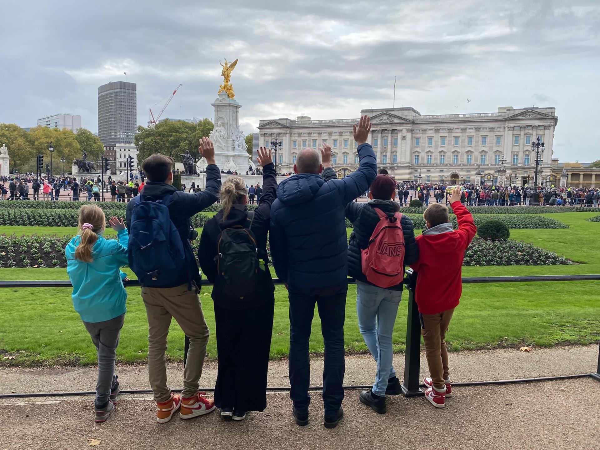 Classic London - image of Jeff Guiding a family