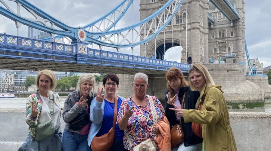 6 friends on the Classic London tour